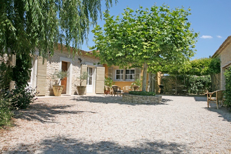 Between Ménerbes and Gordes, close to the centre of a Luberon village, a farmhouse that has been restored with the highest quality materials.
