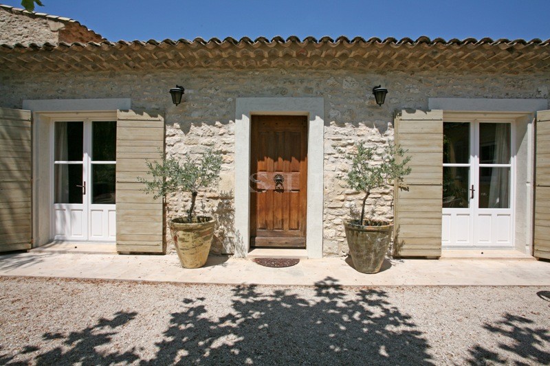 Between Ménerbes and Gordes, close to the centre of a Luberon village, a farmhouse that has been restored with the highest quality materials.