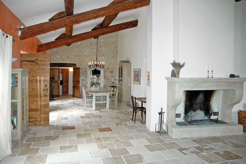 Between Ménerbes and Gordes, close to the centre of a Luberon village, a farmhouse that has been restored with the highest quality materials.