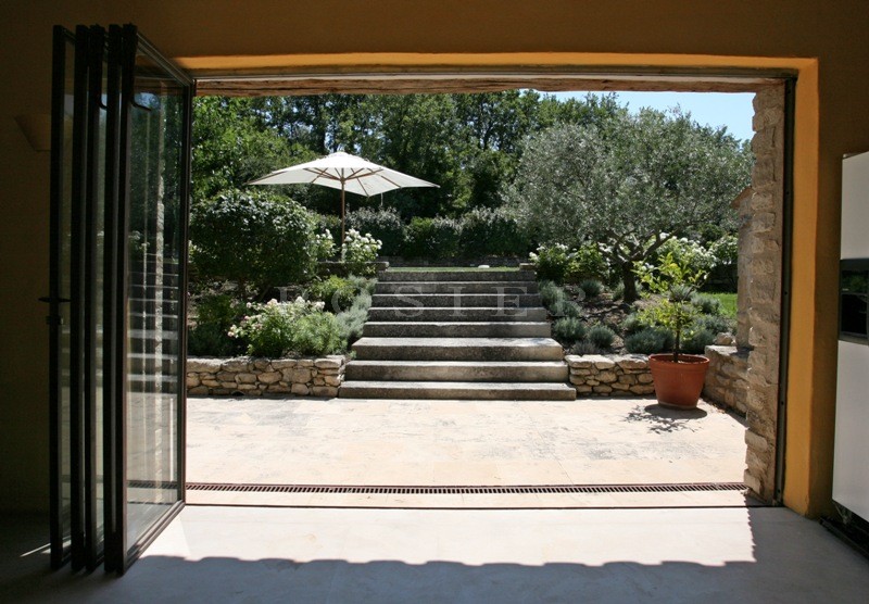 Between Ménerbes and Gordes, close to the centre of a Luberon village, a farmhouse that has been restored with the highest quality materials.