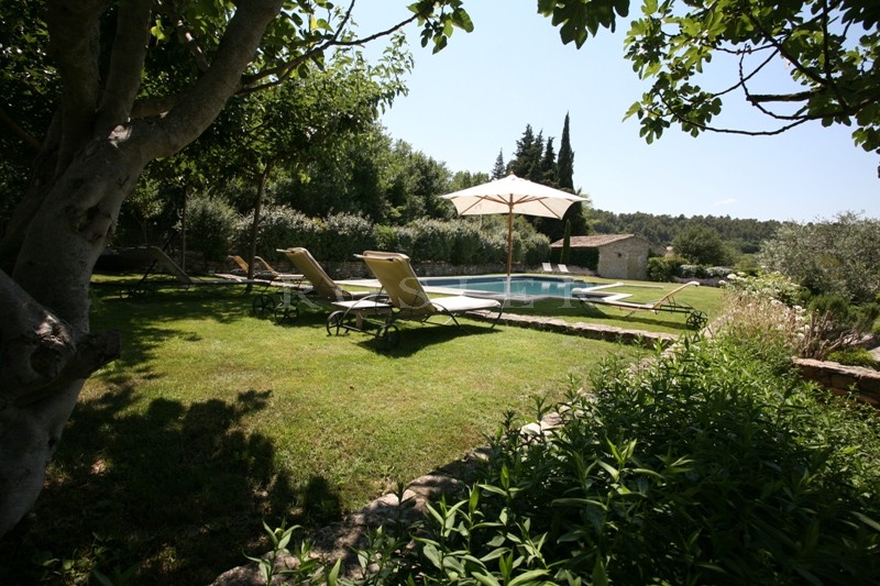 Between Ménerbes and Gordes, close to the centre of a Luberon village, a farmhouse that has been restored with the highest quality materials.