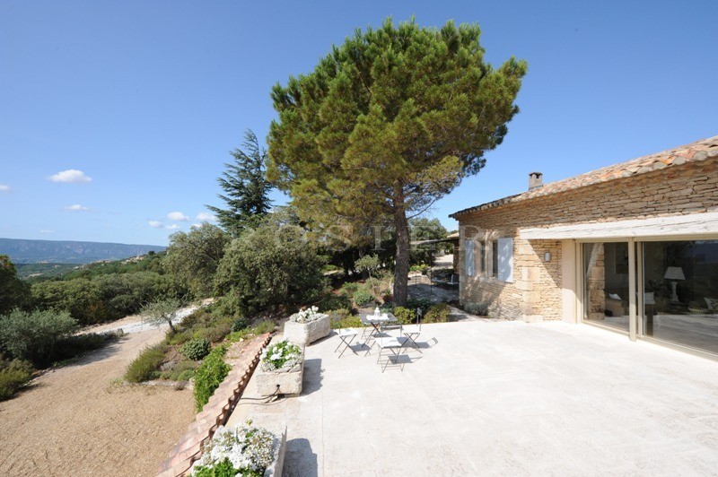  In the hills above Gordes: a traditonal stone-clad house with breathtaking views