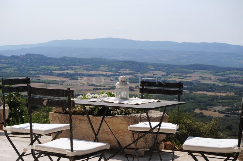  In the hills above Gordes: a traditonal stone-clad house with breathtaking views