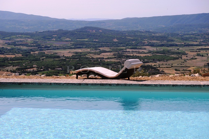  In the hills above Gordes: a traditonal stone-clad house with breathtaking views