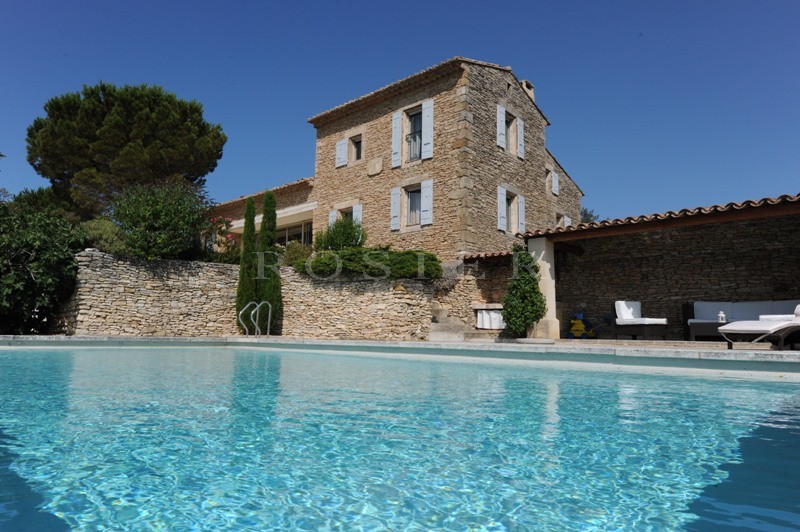  In the hills above Gordes: a traditonal stone-clad house with breathtaking views
