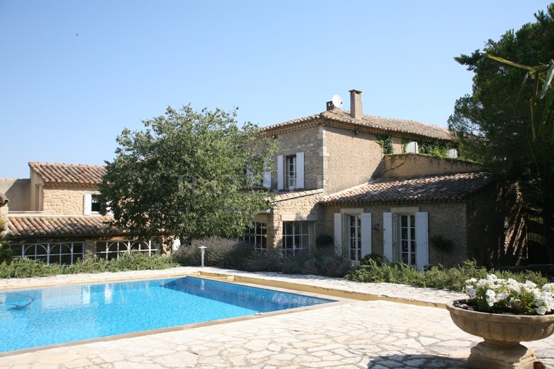 For sale, at the foot of the Luberon mountains, a beautiful renovated farmhouse with swimming pool on 6 000 m² of land