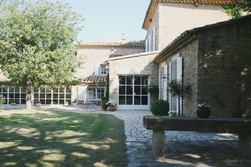 For sale, at the foot of the Luberon mountains, a beautiful renovated farmhouse with swimming pool on 6 000 m² of land