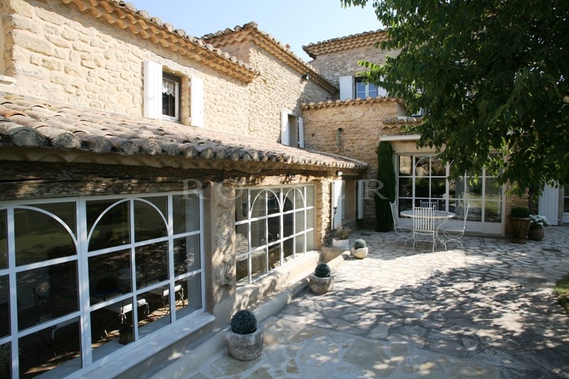 For sale, at the foot of the Luberon mountains, a beautiful renovated farmhouse with swimming pool on 6 000 m² of land