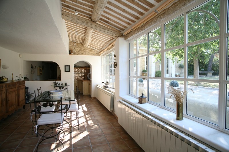 For sale, at the foot of the Luberon mountains, a beautiful renovated farmhouse with swimming pool on 6 000 m² of land