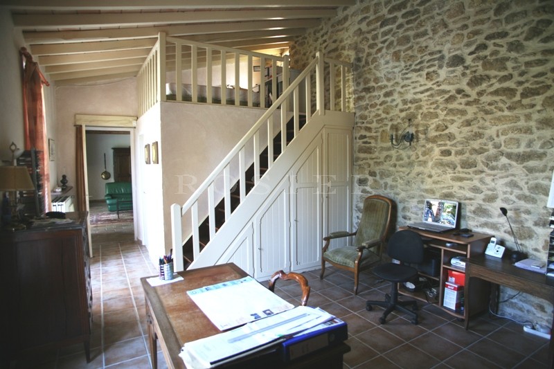 For sale, at the foot of the Luberon mountains, a beautiful renovated farmhouse with swimming pool on 6 000 m² of land
