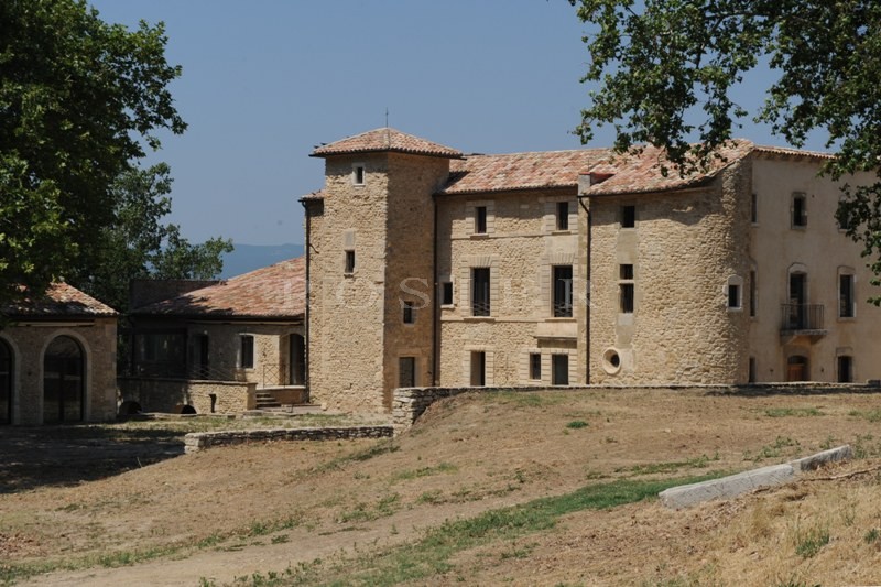 In Provence, in the midst of the famous hilltop villages of the Luberon regional park, for sale, an exceptional property on 18 hectares (44.5 acres) of land.