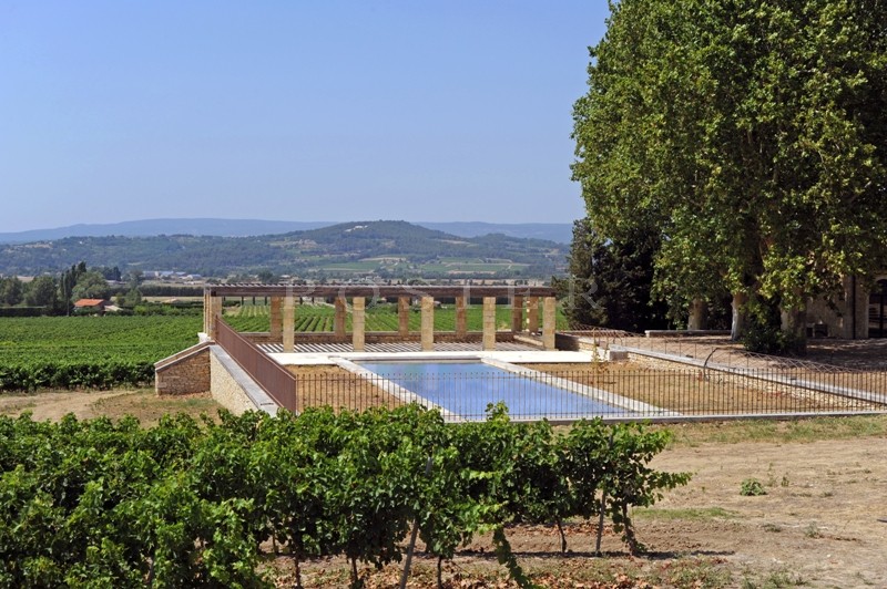 In Provence, in the midst of the famous hilltop villages of the Luberon regional park, for sale, an exceptional property on 18 hectares (44.5 acres) of land.