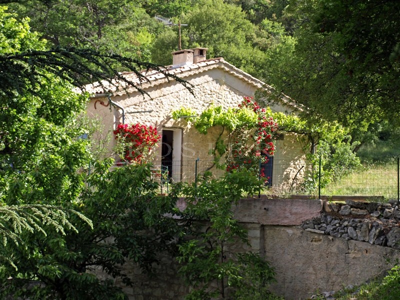 In the provençal hills, facing the Luberon, this former sheepfold sits on more than 70 hectares of grounds with beautiful views of the Luberon and the valley.