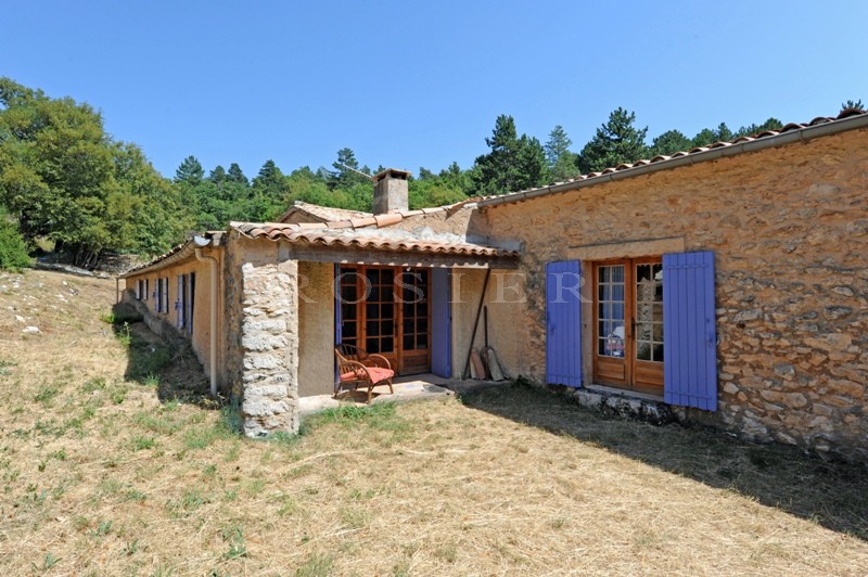 In the provençal hills, facing the Luberon, this former sheepfold sits on more than 70 hectares of grounds with beautiful views of the Luberon and the valley.