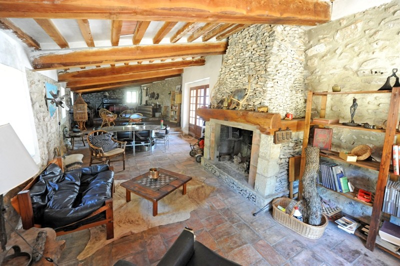 In the provençal hills, facing the Luberon, this former sheepfold sits on more than 70 hectares of grounds with beautiful views of the Luberon and the valley.
