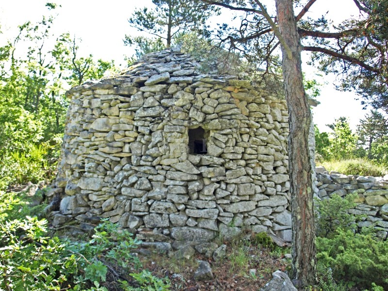 In the provençal hills, facing the Luberon, this former sheepfold sits on more than 70 hectares of grounds with beautiful views of the Luberon and the valley.