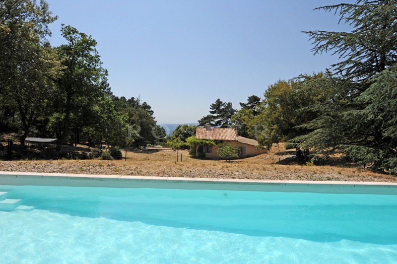 In the provençal hills, facing the Luberon, this former sheepfold sits on more than 70 hectares of grounds with beautiful views of the Luberon and the valley.