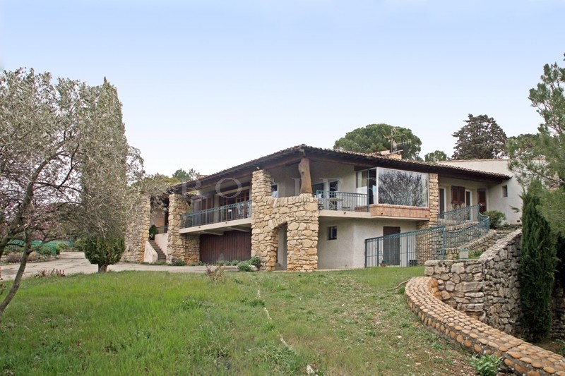 At the heart of the Luberon Regional Park, a large hilltop house for sale by ROSIER in Gordes.