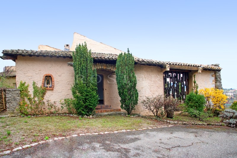 At the heart of the Luberon Regional Park, a large hilltop house for sale by ROSIER in Gordes.
