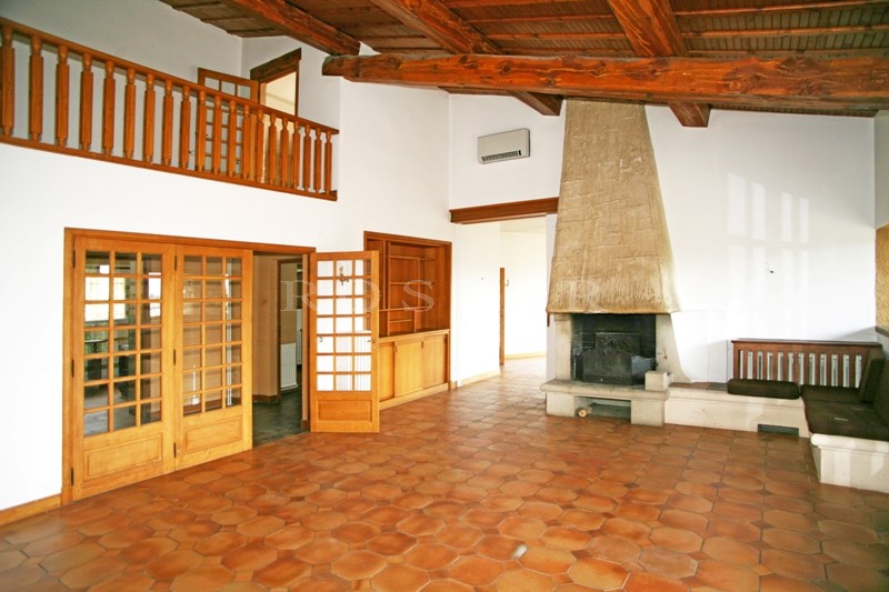 At the heart of the Luberon Regional Park, a large hilltop house for sale by ROSIER in Gordes.