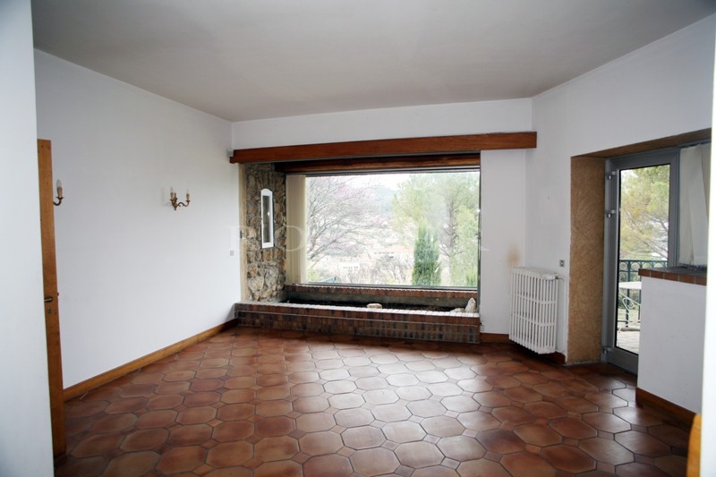 At the heart of the Luberon Regional Park, a large hilltop house for sale by ROSIER in Gordes.