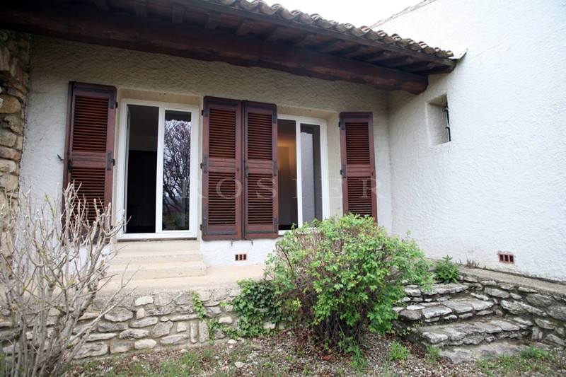 At the heart of the Luberon Regional Park, a large hilltop house for sale by ROSIER in Gordes.