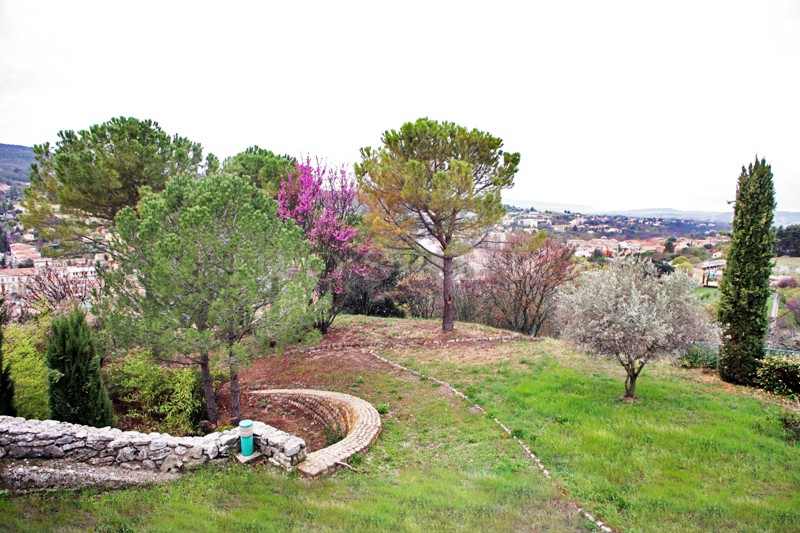 At the heart of the Luberon Regional Park, a large hilltop house for sale by ROSIER in Gordes.
