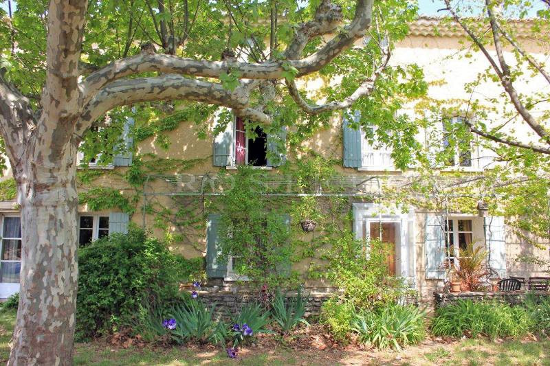 In the Comtat Venaisson, close to the centre of the village and local shops, an authentic farmhouse with swimming pool and outbuildings