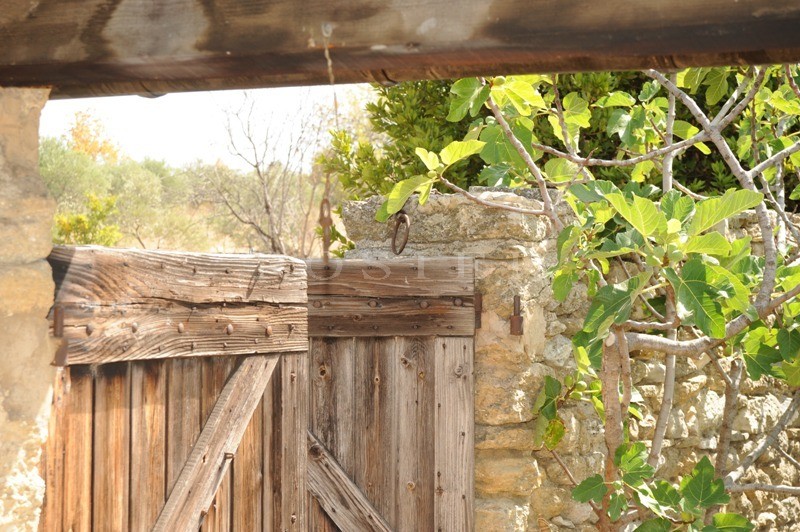 In the golden triangle of Luberon, for sale, an ancient farmhouse for renovation with an internal courtyard very close to the centre of a renowned Provencal village, with stunning views