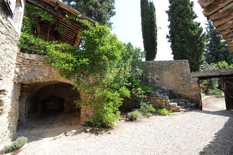 In the golden triangle of Luberon, for sale, an ancient farmhouse for renovation with an internal courtyard very close to the centre of a renowned Provencal village, with stunning views