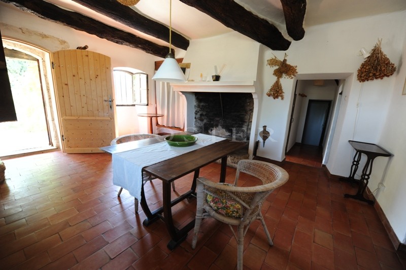 In the golden triangle of Luberon, for sale, an ancient farmhouse for renovation with an internal courtyard very close to the centre of a renowned Provencal village, with stunning views