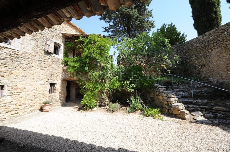 In the golden triangle of Luberon, for sale, an ancient farmhouse for renovation with an internal courtyard very close to the centre of a renowned Provencal village, with stunning views
