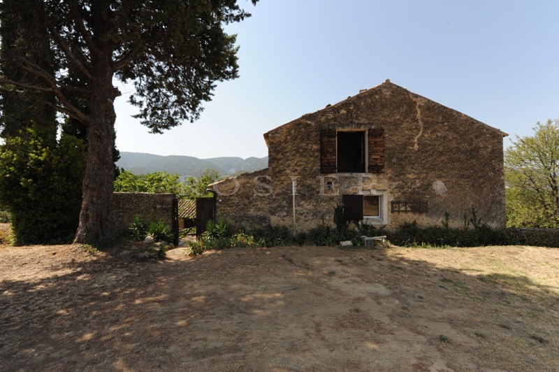 In the golden triangle of Luberon, for sale, an ancient farmhouse for renovation with an internal courtyard very close to the centre of a renowned Provencal village, with stunning views