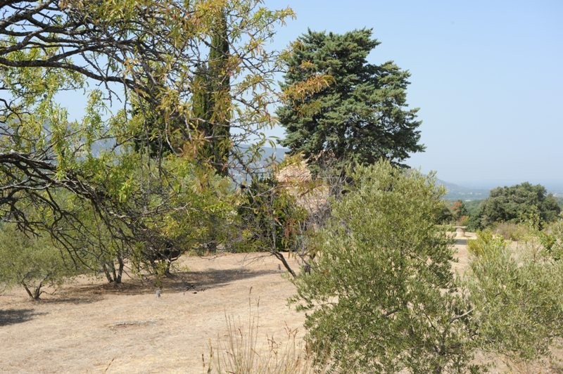 In the golden triangle of Luberon, for sale, an ancient farmhouse for renovation with an internal courtyard very close to the centre of a renowned Provencal village, with stunning views