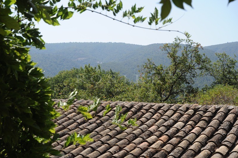 In the golden triangle of Luberon, for sale, an ancient farmhouse for renovation with an internal courtyard very close to the centre of a renowned Provencal village, with stunning views