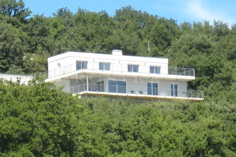 For sale, near Avignon, contemporary housewith infinity pool and terraces overlooking the valley