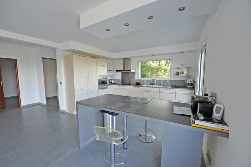 For sale, near Avignon, contemporary housewith infinity pool and terraces overlooking the valley