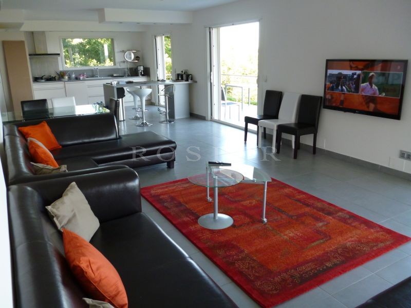 For sale, near Avignon, contemporary housewith infinity pool and terraces overlooking the valley