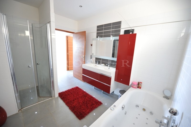 For sale, near Avignon, contemporary housewith infinity pool and terraces overlooking the valley