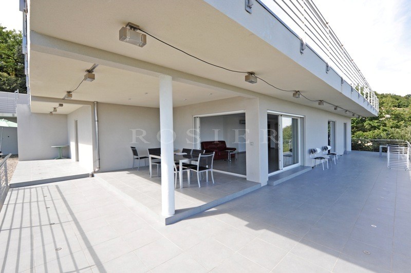 For sale, near Avignon, contemporary housewith infinity pool and terraces overlooking the valley