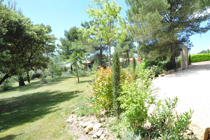 Plot of land of more than 2000 m² for sale with existing building permit.