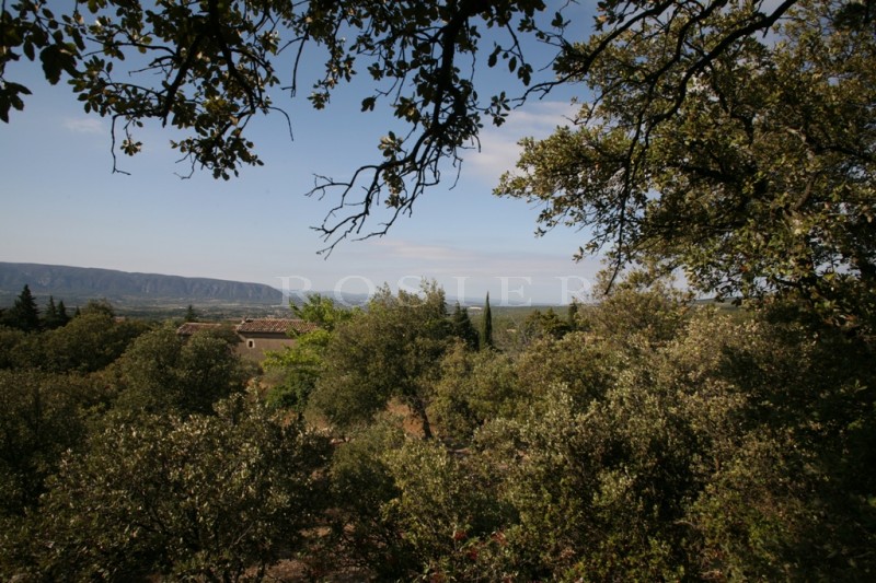Superb buildable plot close to the village of Gordes offering open views over the Luberon mountain 