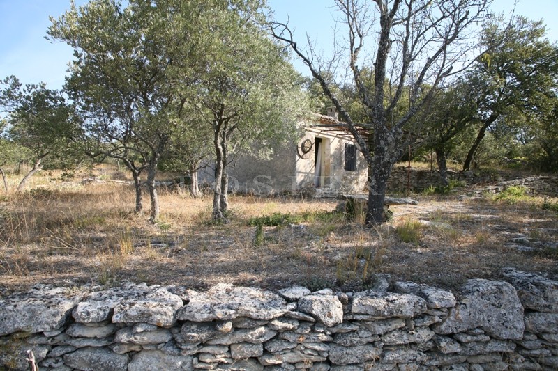 Superb buildable plot close to the village of Gordes offering open views over the Luberon mountain 