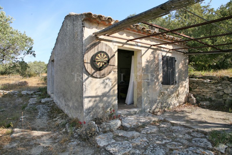 Superb buildable plot close to the village of Gordes offering open views over the Luberon mountain 