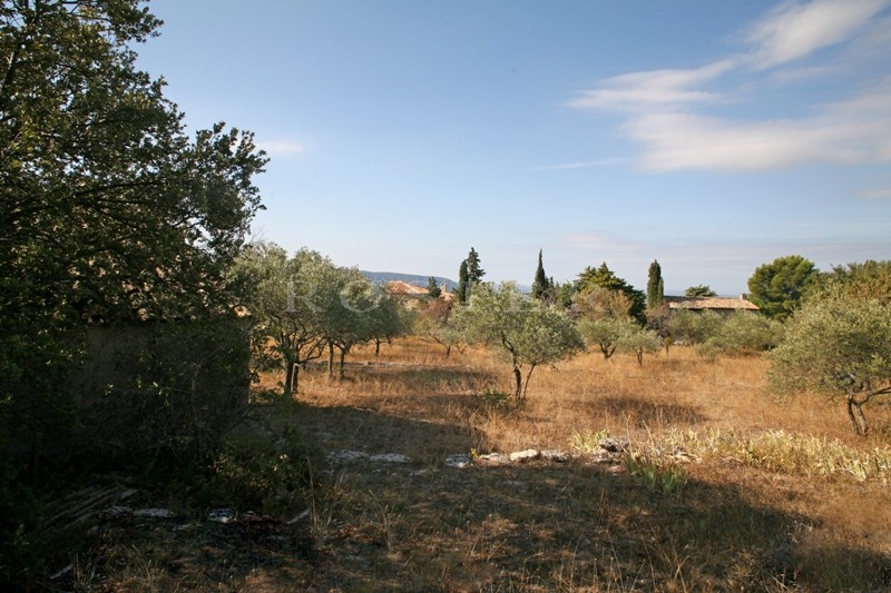 Superb buildable plot close to the village of Gordes offering open views over the Luberon mountain 