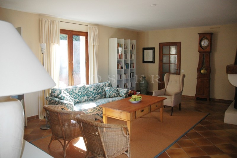 Recently constructed house with panoramic views of the Vaucluse mountains, Mont Ventoux and several villages in the Luberon valley