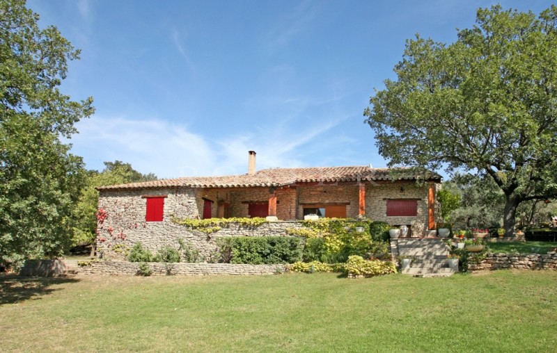 For sale, in a very sought after hamlet near Gordes in Provence, stone-clad house with outbuildings on 5,000 m² of landscaped grounds