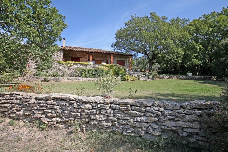 For sale, in a very sought after hamlet near Gordes in Provence, stone-clad house with outbuildings on 5,000 m² of landscaped grounds