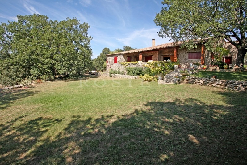 For sale, in a very sought after hamlet near Gordes in Provence, stone-clad house with outbuildings on 5,000 m² of landscaped grounds