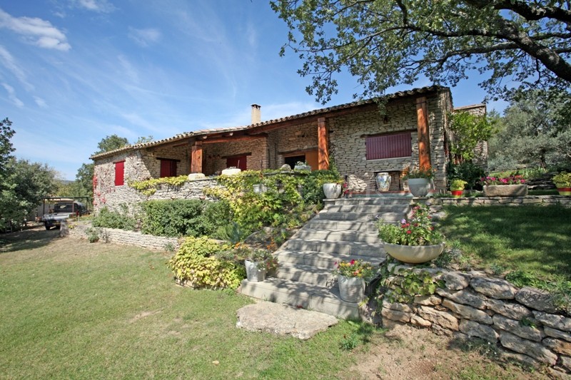 For sale, in a very sought after hamlet near Gordes in Provence, stone-clad house with outbuildings on 5,000 m² of landscaped grounds